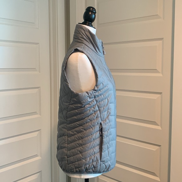 UNDER ARMOUR Women’s Fitted Puffer Vest - Picture 7 of 16